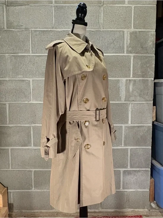 Burberry trench coat. - Picture 3 of 15